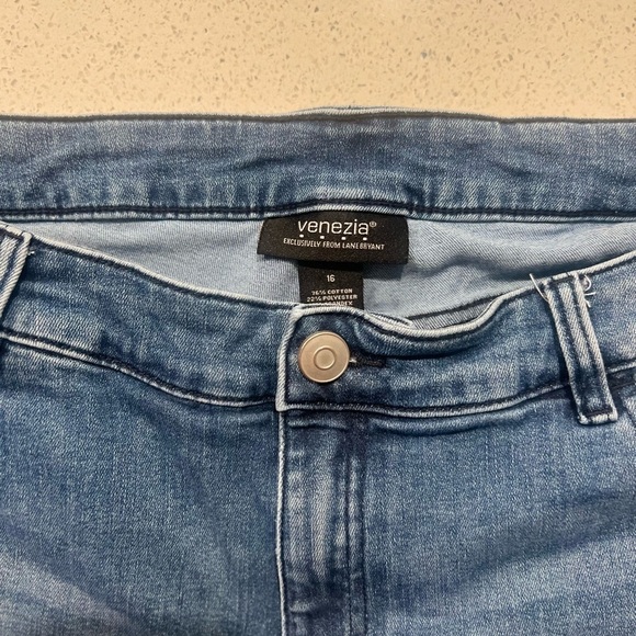 VENEZIA BY LANE BRYANT BERMUDA DENIM SHORTS - Picture 2 of 9